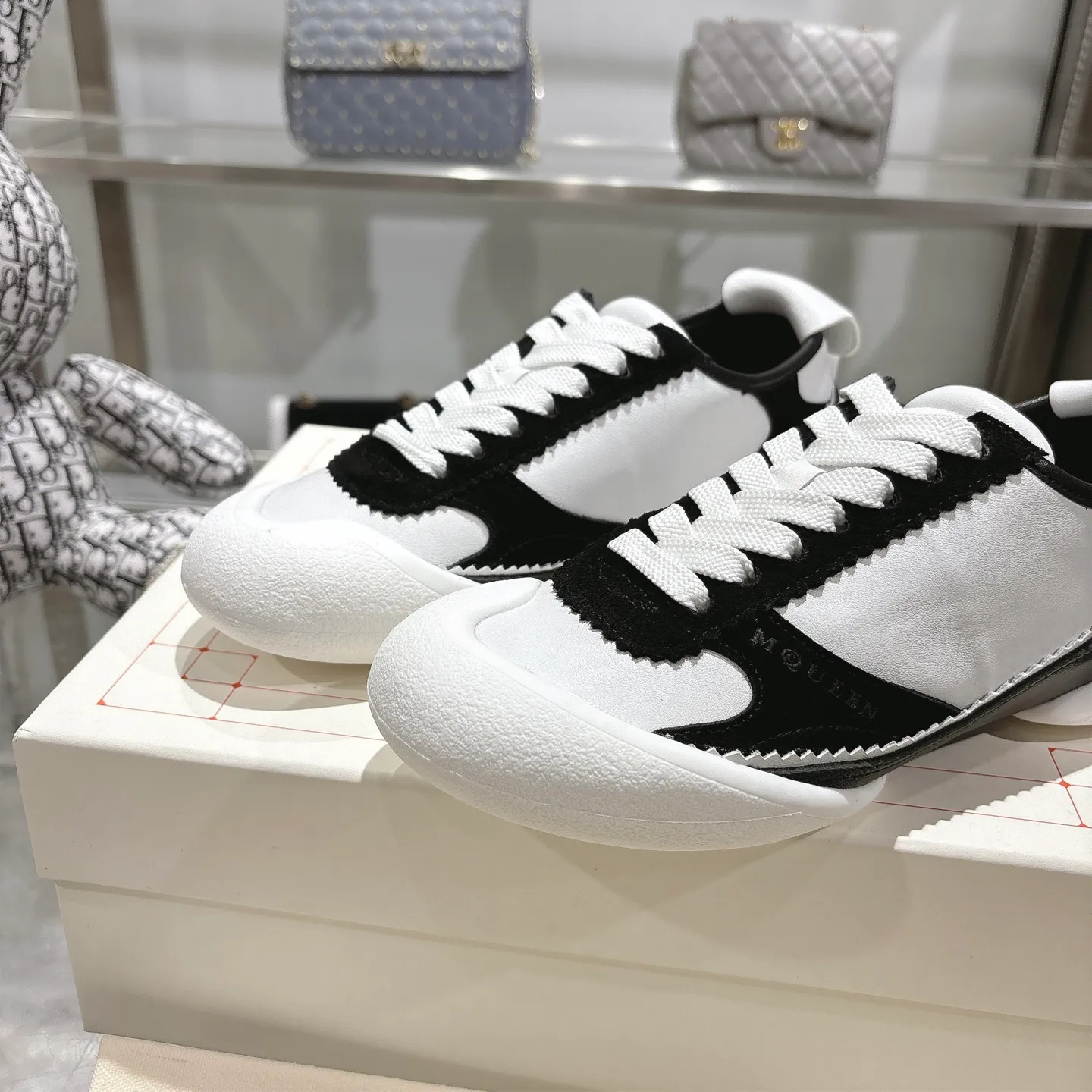👟👟Ex-factory price 580👟👟 Men's size +10 2025 McQueen's new AIexanderMcQUEEN✅ The original quality has been certified! The original version is reproduced 1:1, and the latest products are available at the latest counters simultaneously. • McQueen logo • Round toe box • Lightweight segmented sole design, made of imported stretch breathable fabric + grained cowhide, soft inner lining and insole, comfortable for walking and not stuffy on the feet. Five colors: black and white • white • apricot • black brown • yellow Fabric: grained cowhide + stretch fabric + cow suede Insole: imported sheepskin Women’s model: 35–40 (40 for women is non-refundable) Men’s model: 40-45 (45 for men is non-refundable) Women’s model: (men’s model +10)
